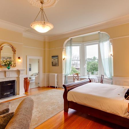 Fairholme Manor Inn Виктория Экстерьер фото