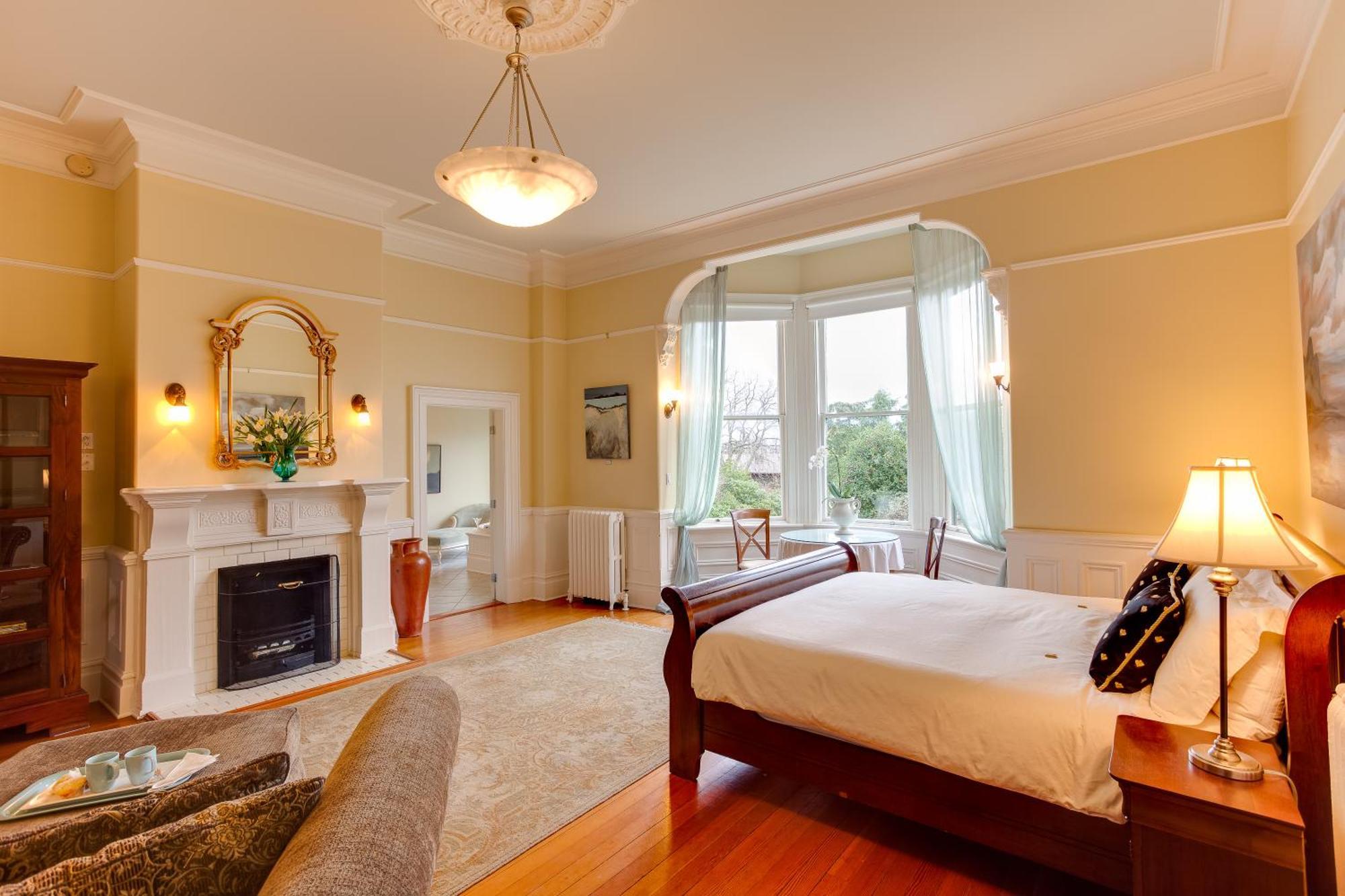 Fairholme Manor Inn Виктория Экстерьер фото