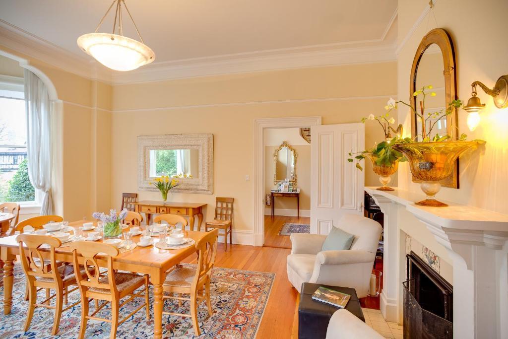 Fairholme Manor Inn Виктория Экстерьер фото