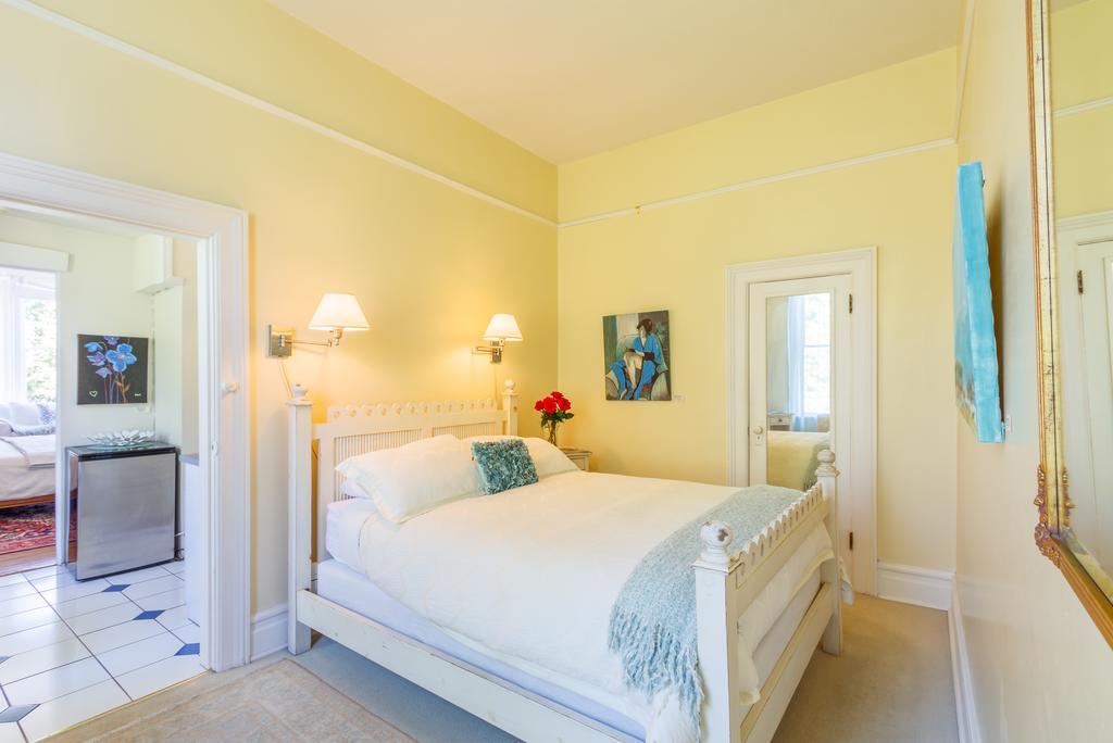 Fairholme Manor Inn Виктория Экстерьер фото