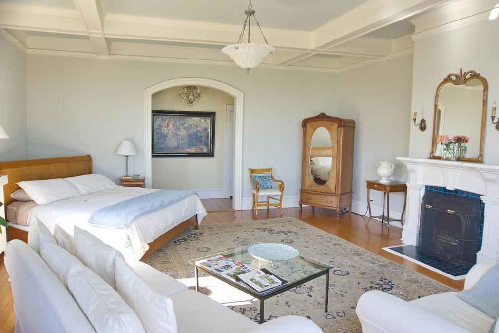 Fairholme Manor Inn Виктория Экстерьер фото