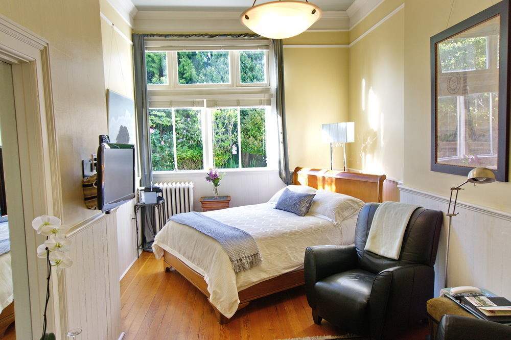 Fairholme Manor Inn Виктория Экстерьер фото