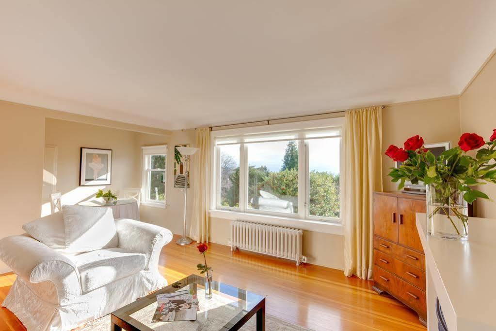 Fairholme Manor Inn Виктория Экстерьер фото