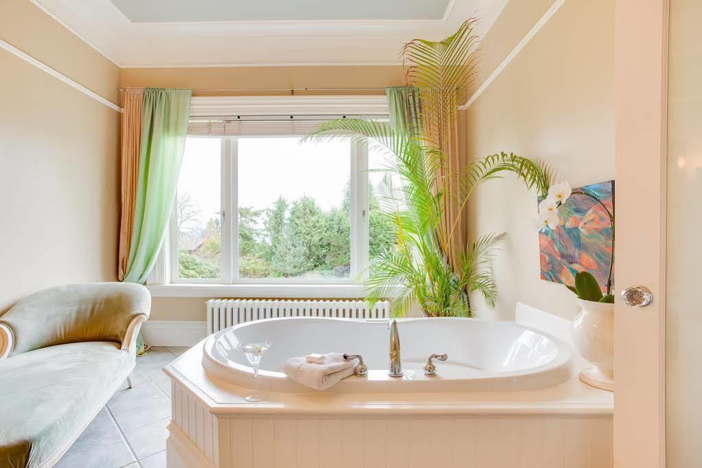 Fairholme Manor Inn Виктория Экстерьер фото