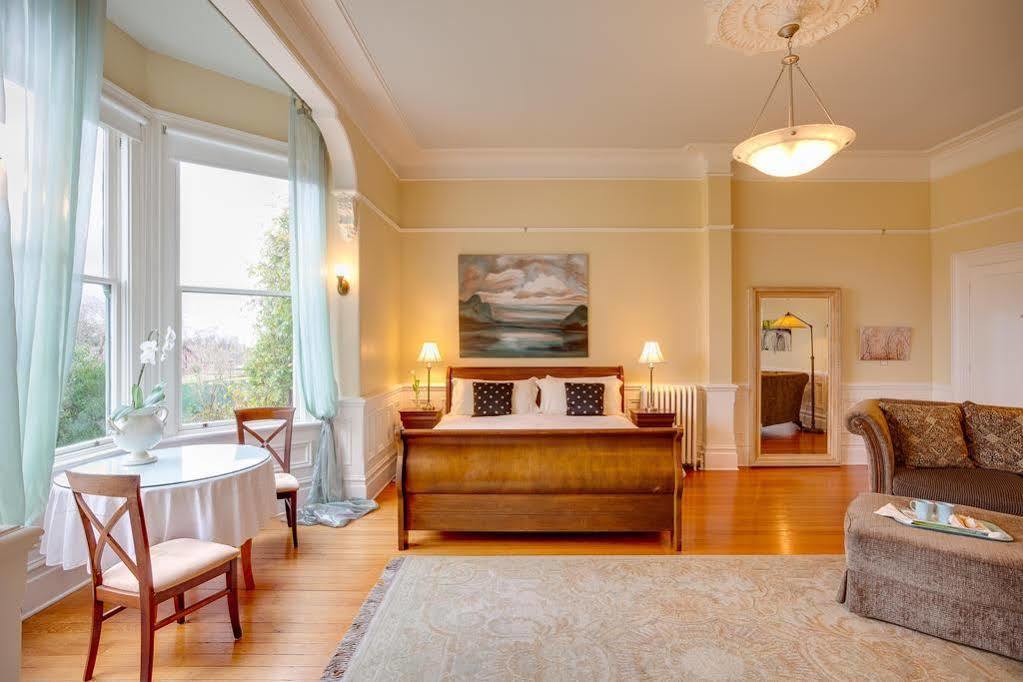 Fairholme Manor Inn Виктория Экстерьер фото